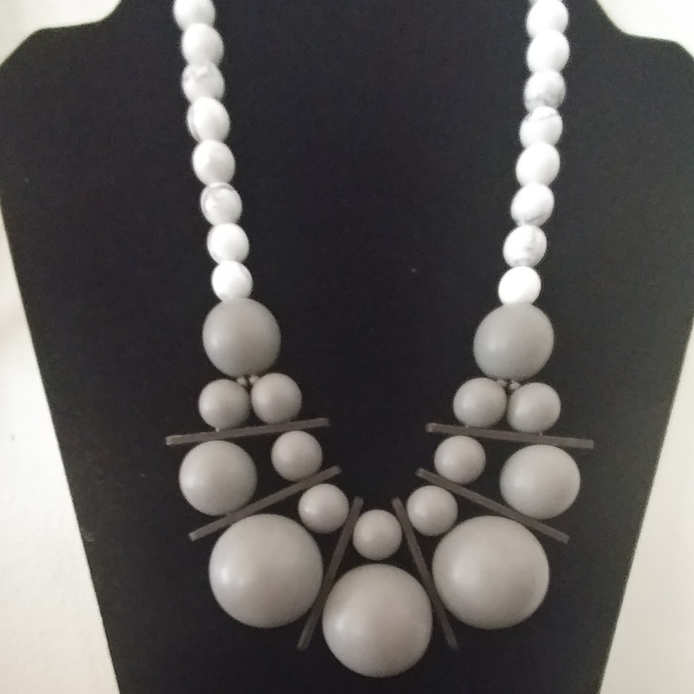 Fashion Beaded Necklace Gray and White